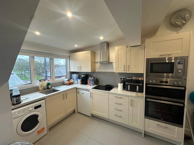 One Bed Flat Avail All Bills Inc-Oldham-OL8 Main Photo