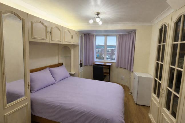 Double room in Hatton Cross Main Photo