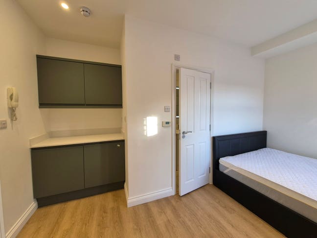 Modern en-suite room,for single person Hendon Cent Main Photo
