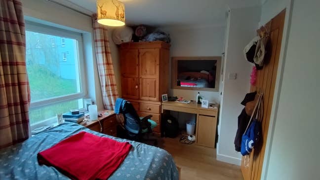 Double room in modern flat with lots of green Main Photo