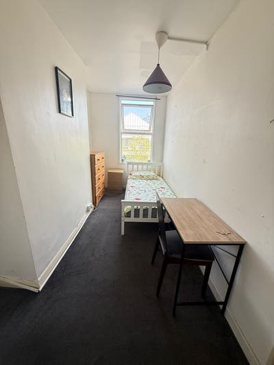 A Bright Room in Stepney Green-All Bills Included Main Photo
