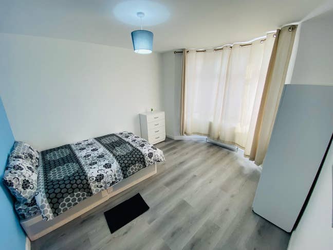 Large Double Room in Shared House – RM17 🏠 Grays Main Photo