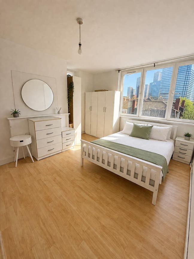 Large Bright Room in Zone 2 / Canary Wharf Main Photo