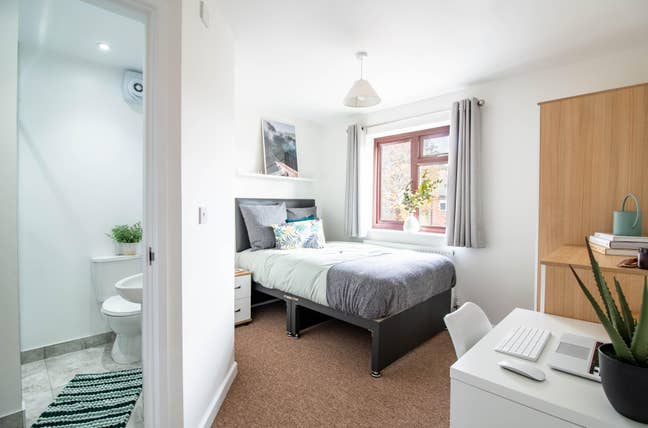 **Bedford-Furnished Room with Private En Suite!** Main Photo