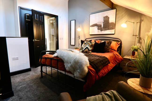 Elegant Ensuite Room | Furnished | Bills Inc Main Photo