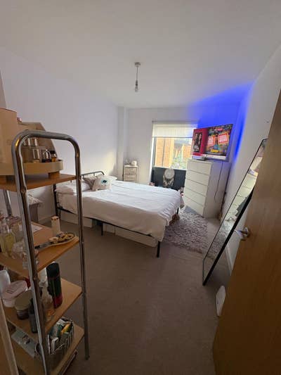 Bright, Clean & Spacious Double Room Available Main Photo