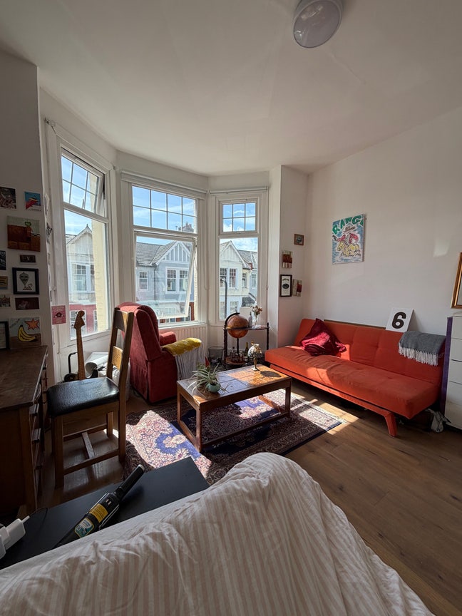 Large Double Room Available in Hackney House Main Photo