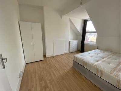 Spacious Single Room Besides the Station!! Main Photo