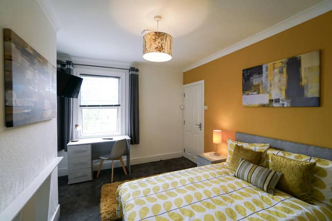 Spacious Double Room Available  Main Photo