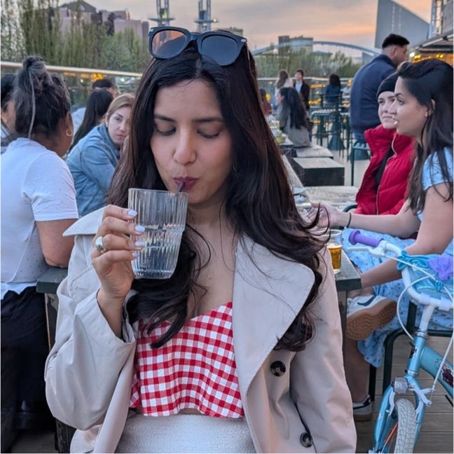 Female Professional Looking for flats  Main Photo