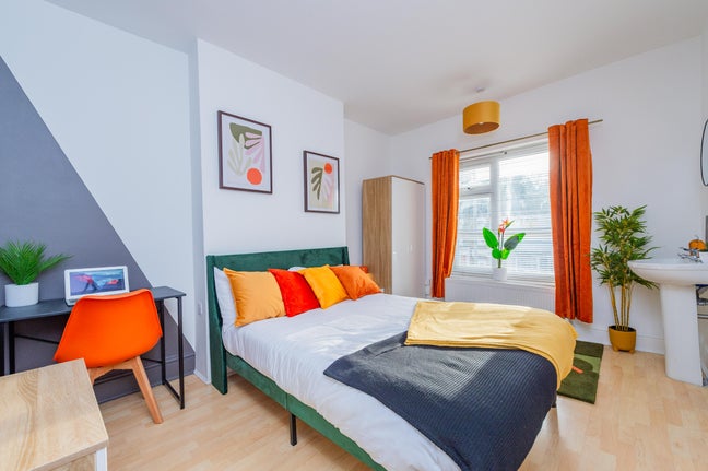 Spacious and Bright room close to city centre  Main Photo