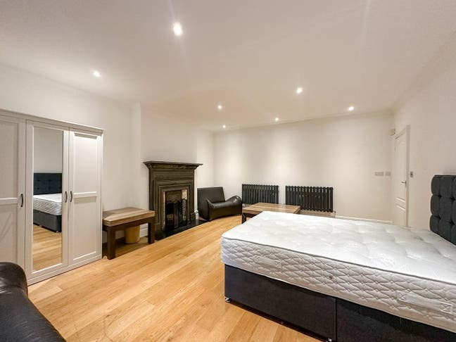 New Stunning  Huge Double Room in Abbey Road  Main Photo