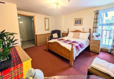 Ensuite rooms for peaceful adults in ex-hotel Main Photo