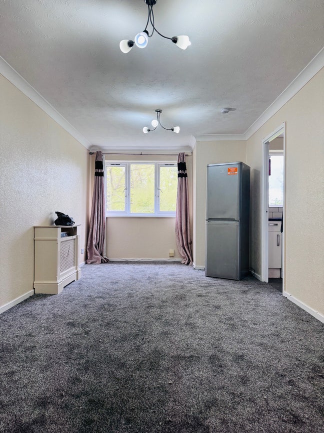 Bright & Spacious two bed flat in IG1 Main Photo