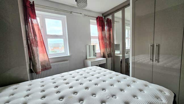 Fantastic 2 bed House w Garden & Drive in Dagenham Main Photo