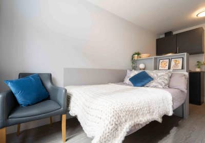 IQ Accommodation Hoxton Room Main Photo