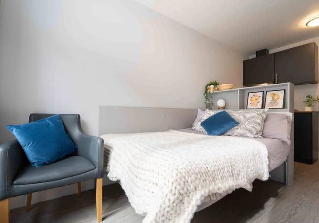 IQ Accommodation Hoxton Room Main Photo