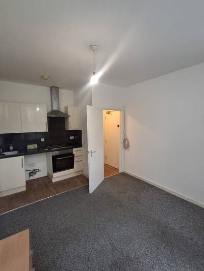 Spacious 1-Bedroom Flat - Priory Road Main Photo