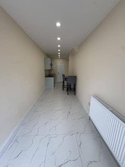 Studio flat in Barkingside Main Photo