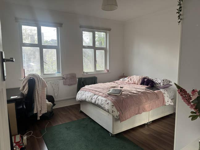  Sunny large flat opposite  park Ealing London Main Photo
