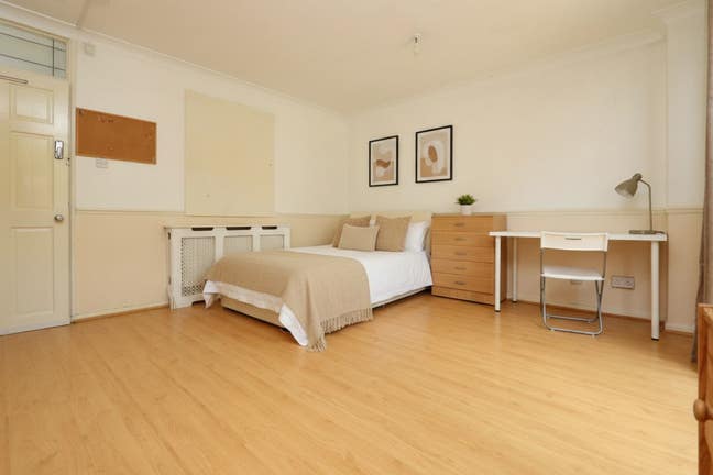 1 Minute Away from Stratford! Westfield! Main Photo