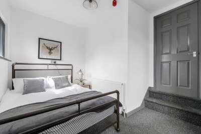 Two-Bedroom Flat in NG5 - Ideal for Sharers Main Photo