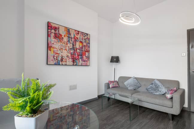 Two-Bedroom Flat in NG5 - Ideal for Sharers Main Photo