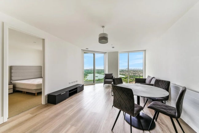 Modern 1 bed Flat with Balcony & Concierge Main Photo