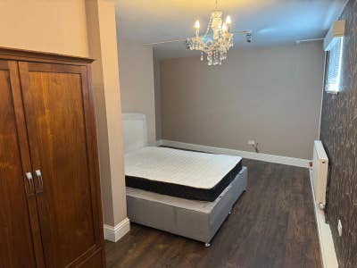 Extra Large Room To rent In a Shared Apartment Main Photo