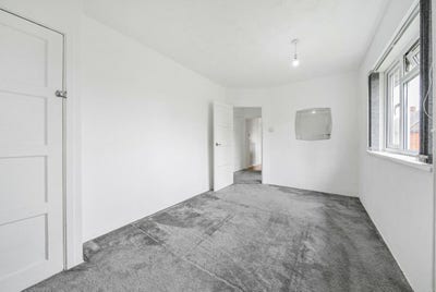 A Spacious one room within a house Main Photo