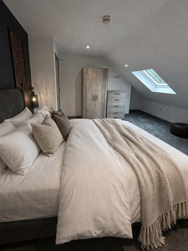 Luxury En-suite Room - Close to QA Hospital✨  Main Photo