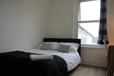 Modern Dbl Room nr Gilligham Town and Medway Hosp Main Photo