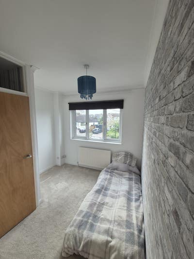 Single room - Walking distance Rayleigh Station Main Photo