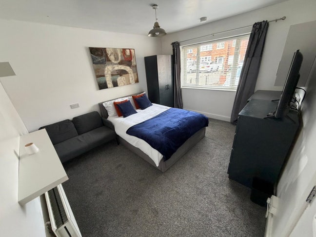 🏡Large Double Room &Private Bathroom-&pound;650 P/M -  Main Photo