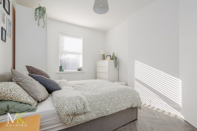 Double bedroom with private toilet  Main Photo