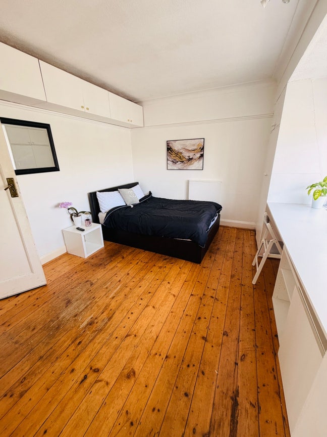 Spacious bedroom in Ealing  Main Photo