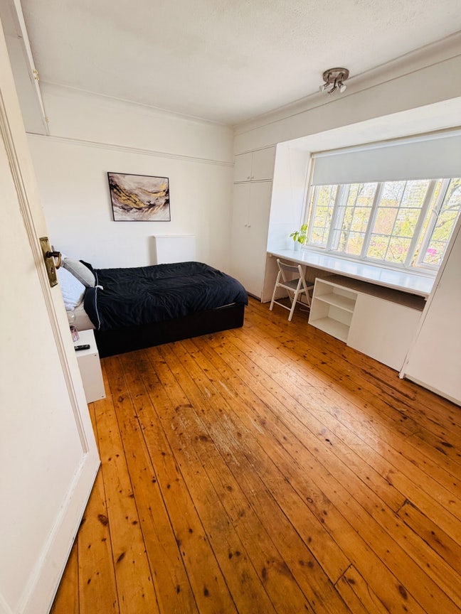 Spacious bedroom in Ealing  Main Photo