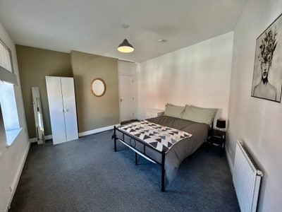 Large Double Room in Modern House Main Photo