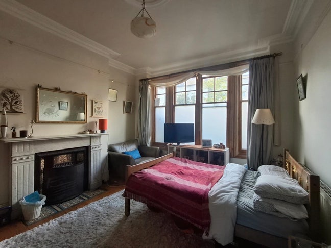 Huge double room in beautiful Victorian house Main Photo