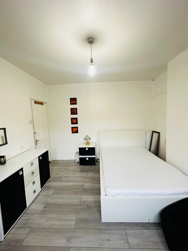 Clean & Quiet large Double Room – Female Only Main Photo