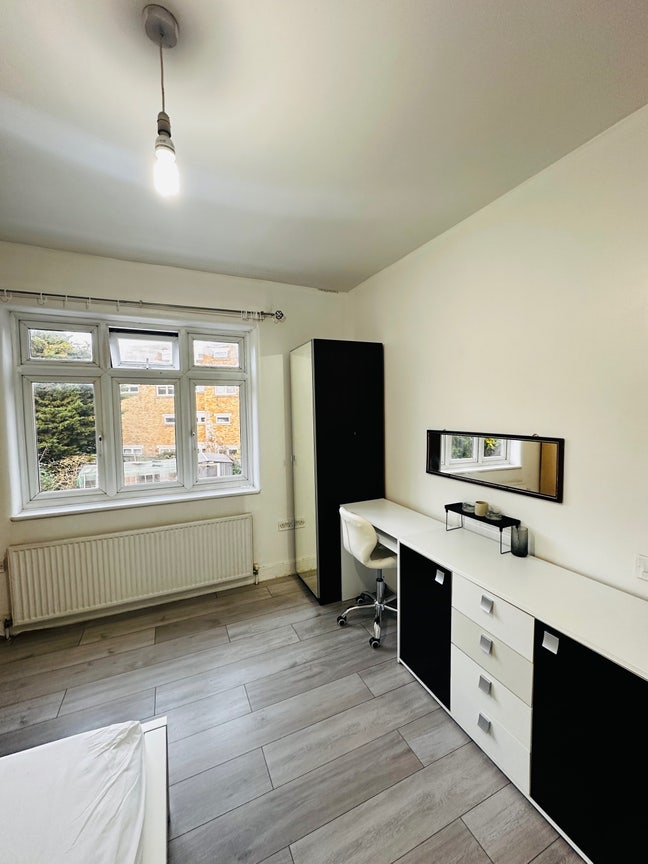 Clean & Quiet large Double Room – Female Only Main Photo