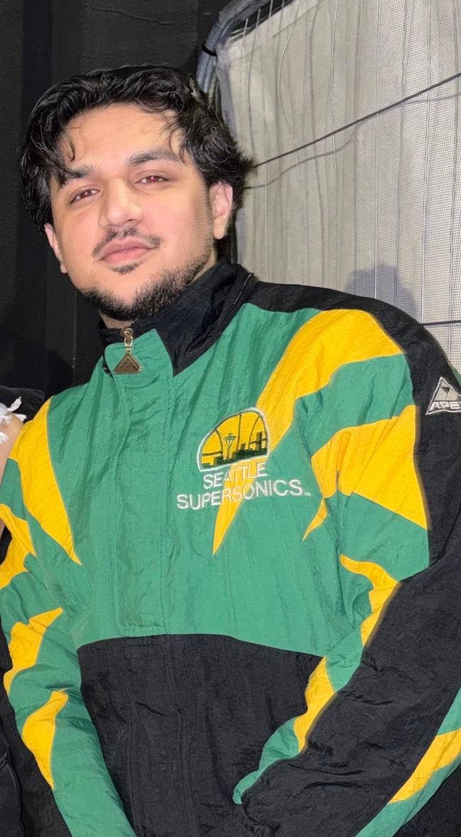 Working professional looking for flat/house mates Main Photo