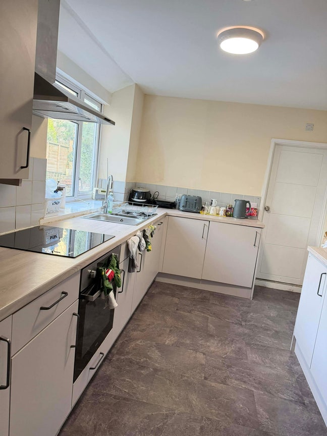 Available Now | Clean & Modern | Large Rooms Main Photo