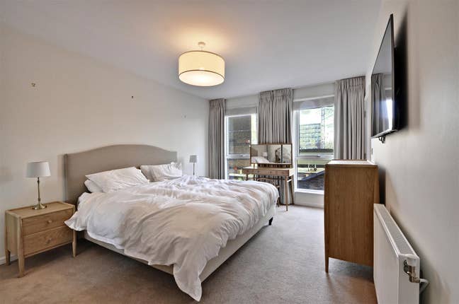 Modern ENSUITE & Double Room in Acton Town Main Photo