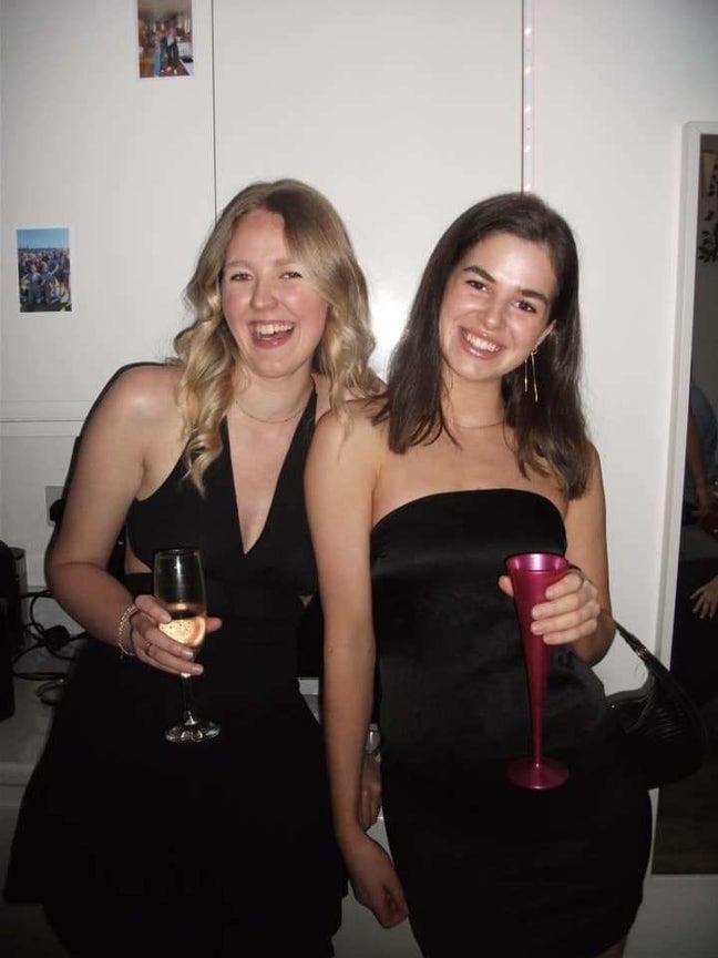 2 rooms sought by 2 females Main Photo