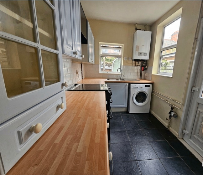 Spacious 2-Bedroom Terraced Home | Westcotes, Leic Main Photo