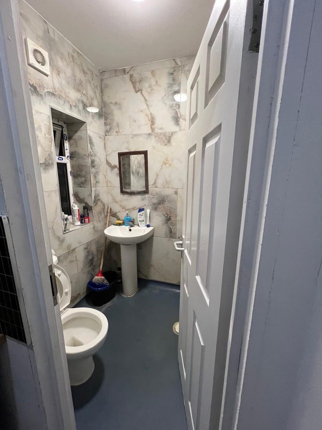 Big double bedroom + en-suite+kitchen units  Main Photo