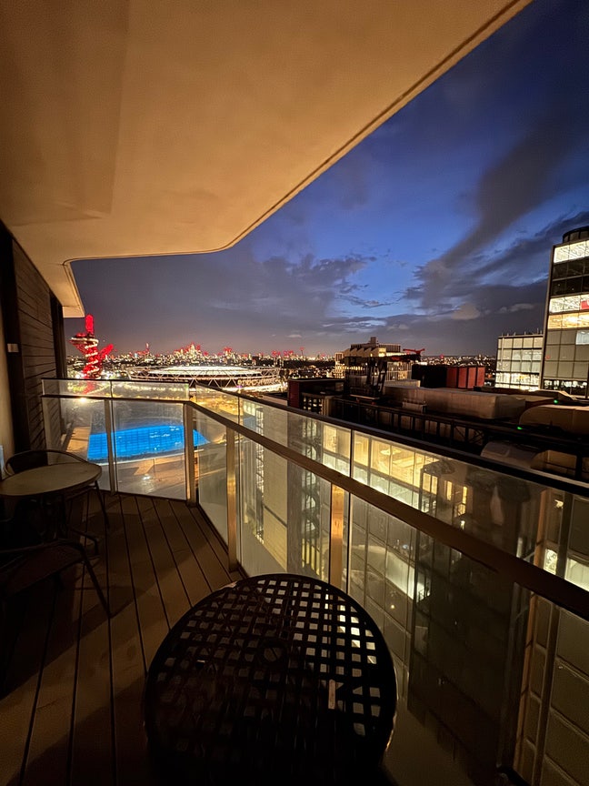 Sky-Line Living: Luxury En-suite Room @ Stratford Main Photo