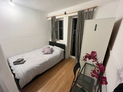 🥑Double room in Commercial Road- Zone 1🥑 Main Photo