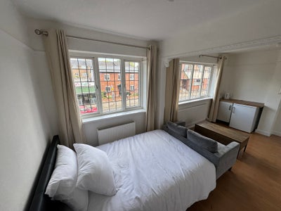 Modern En-Suite Bedsit (Bedroom 1) – All Bills Inc Main Photo